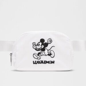 🆕 LULULEMON X DISNEY Everywhere Belt Bag 1L Mickey in Motion Graphic White